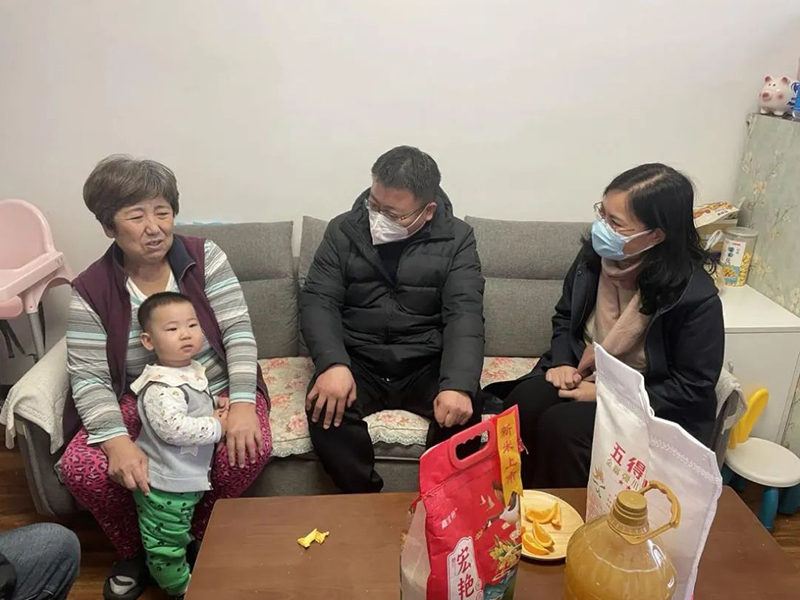 董事長參加“人大代表、政協(xié)委員走進社區(qū)，開展居民議事協(xié)商”活動.jpg